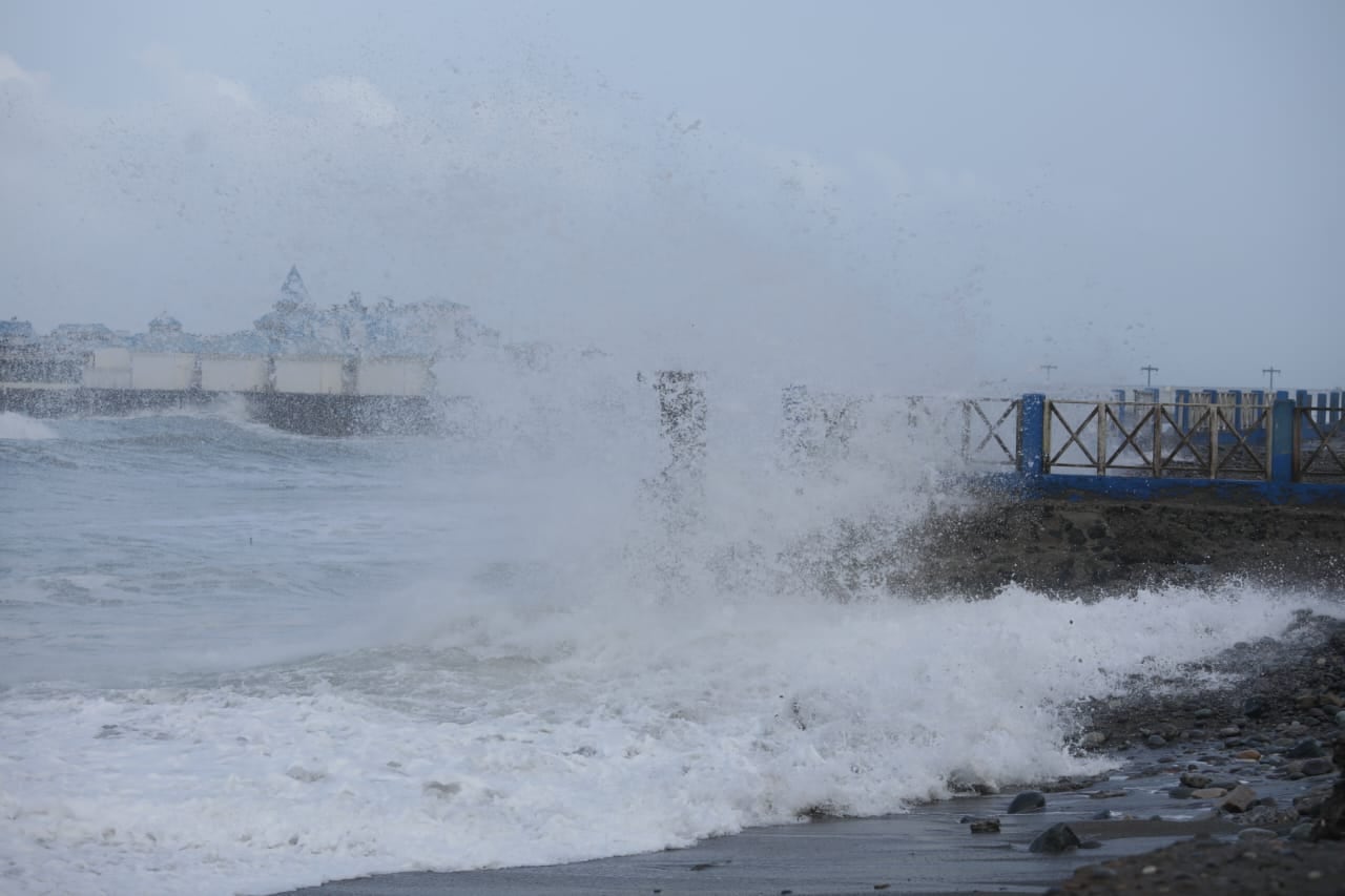 Fuertes oleajes en la Costa Verde, en Miraflores. Foto: Britanie Arroyo/ @photo.gec