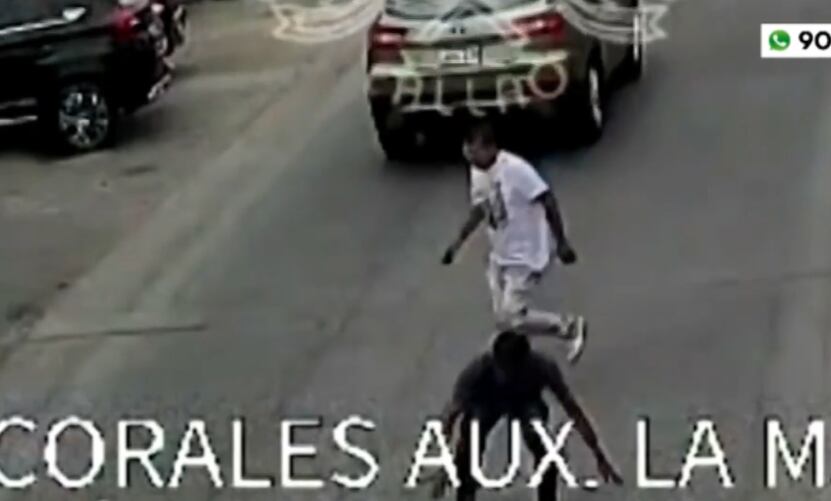 Transeúntes recogen dinero que dejaron caer delincuentes que atracaron banco