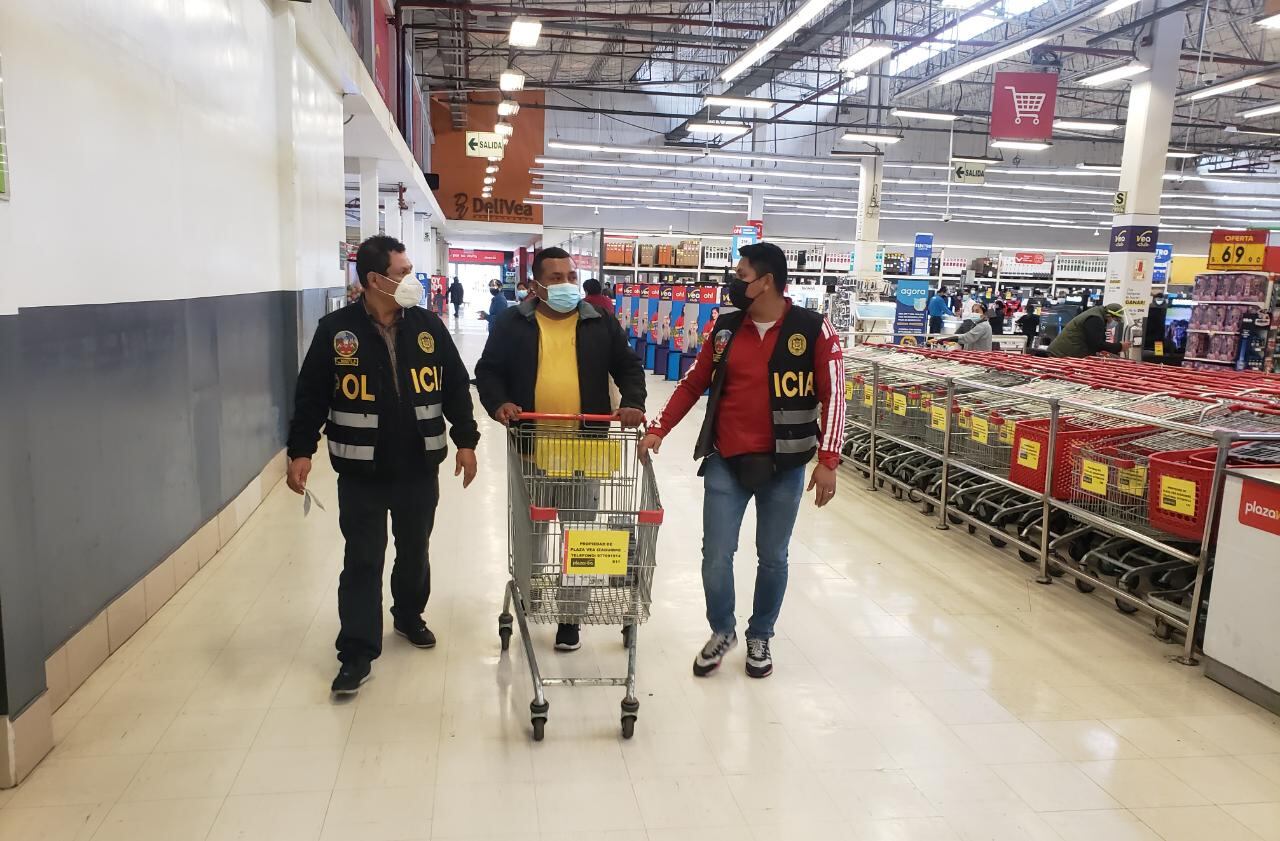 Policía los capturó cuando estaban a punto de huir con la mercadería (PNP)