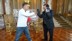 Presidente José María Balcázar se pone los guantes de box ante el alcalde de Ate Franco Vidal | VIDEO