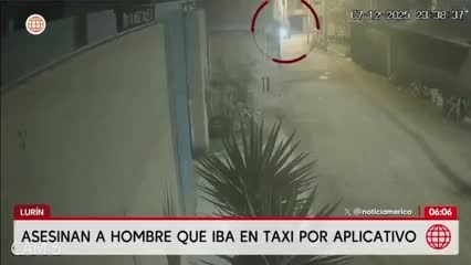 Dos hombres en una motocicleta se acercaron al auto estacionado y abrieron fuego.