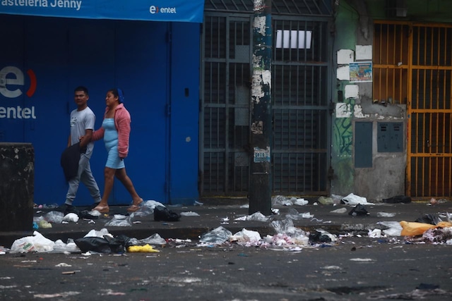 Amanecer en las calles de Lima después de los festejos por Año Nuevo.
Foto: César Grados/@photo.gec
