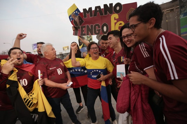 Hinchas de Venezuela van llegando de a pocos al estadio Nacional para el encuentro entre Perú vs Venezuela. Fotos: Anthony Niño de Guzmán/@photo.gec