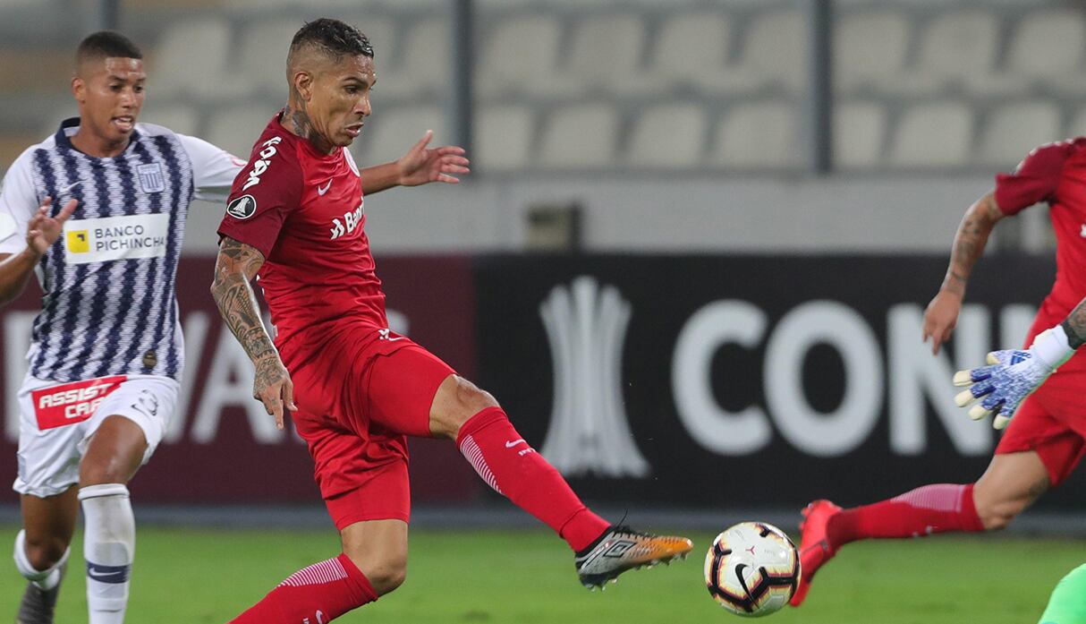 Paolo Guerrero no terminó el partido ante Alianza Lima en 2019 por lesión. (Foto: EFE)