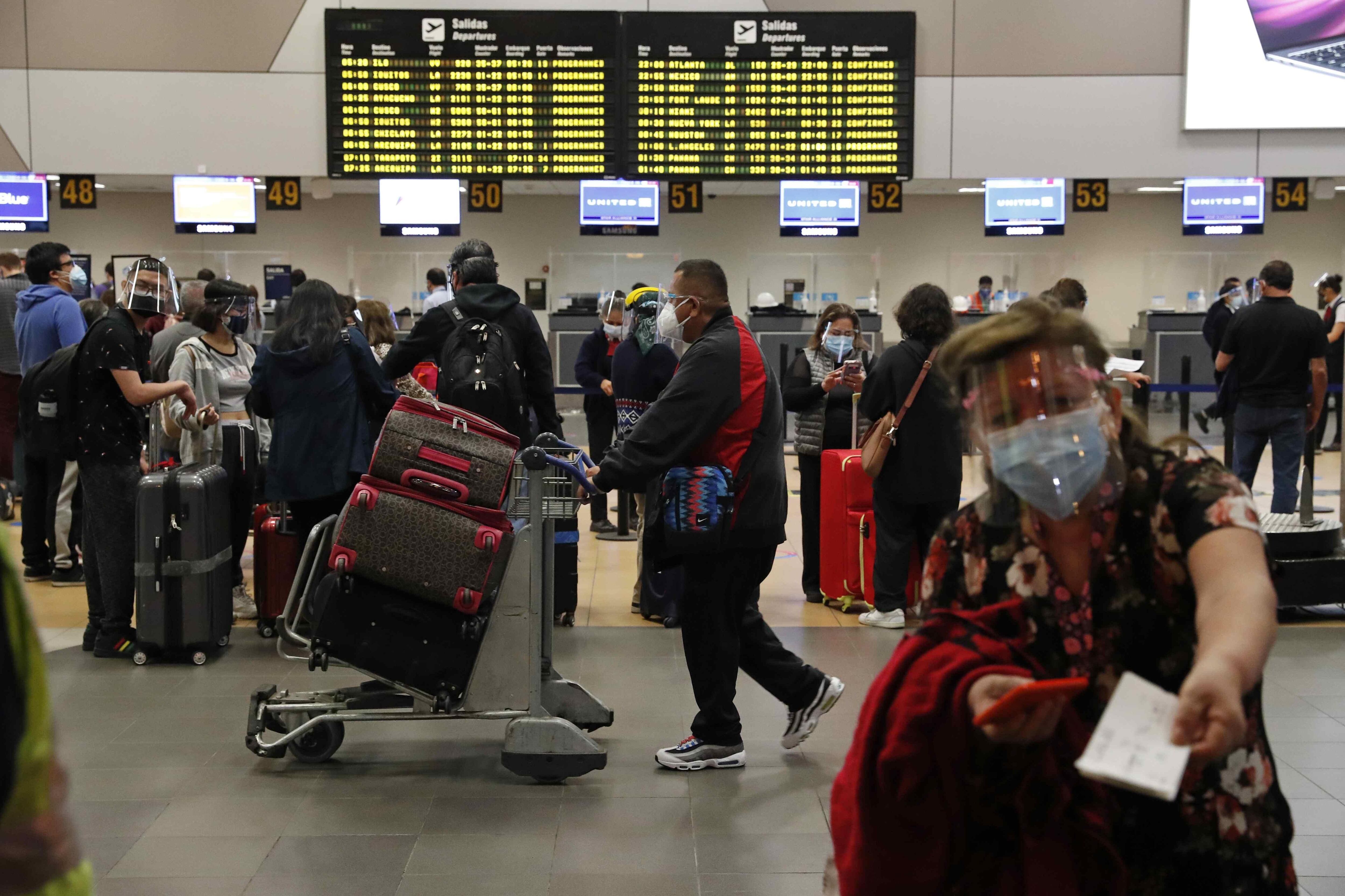 La oficina de Migraciones atiende en diferentes puntos, entre los que figura el aeropuerto Jorge Chávez . (Foto: Leandro Britto / GEC)