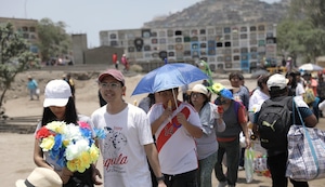 Villa María del Triunfo: Miles de personas llegaron al cementerio Nueva Esperanza en el Día de los Santos