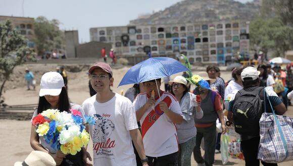 Miles visitan a sus seres queridos en el cementerio "nueva esperanza"