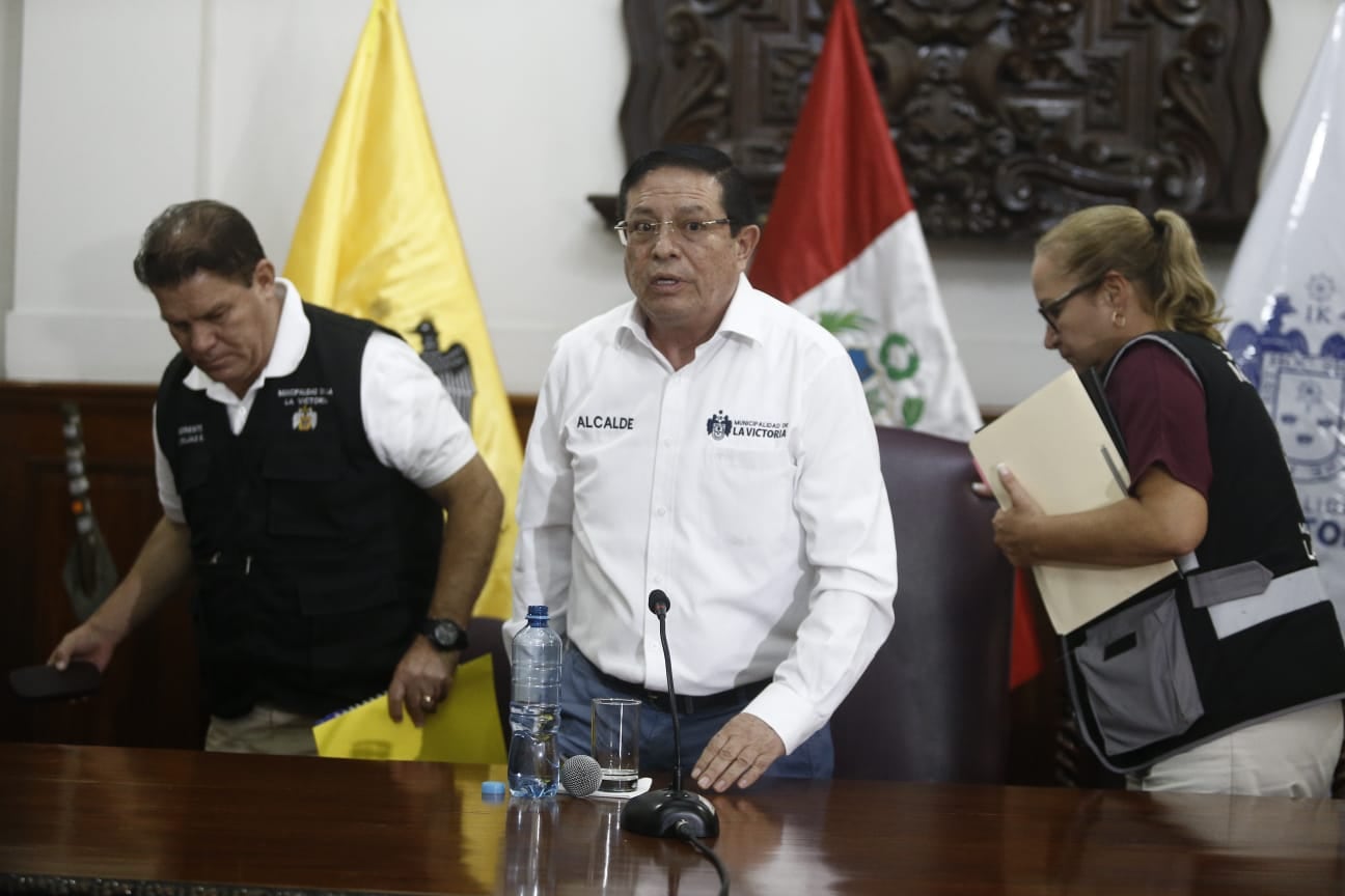 Lima,12 de mayo del 2026
Conferencia de prensa del alcalde de la Victoria, Rubén Cano, después del allanamiento a su casa en la madrugada.
Fotos: César Campos/@photo.gec