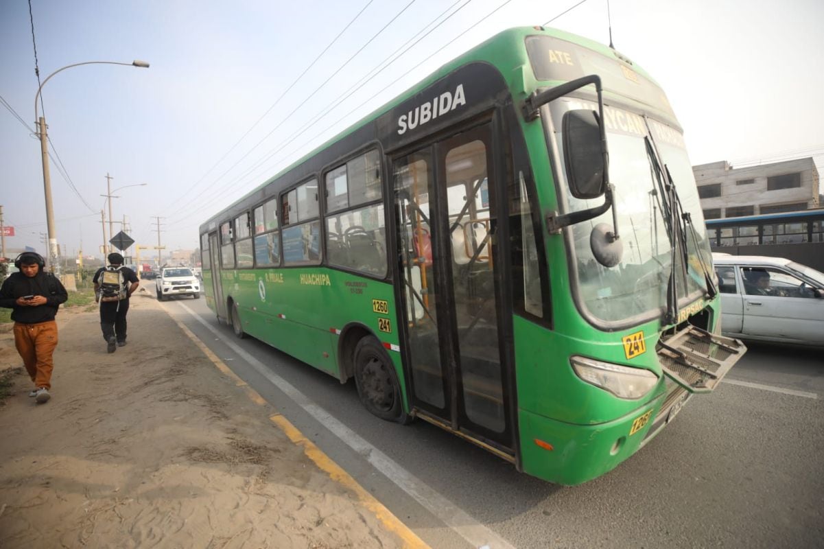 Paro de transporte público en Puente Piedra. Manifestantes pinchan llantas de buses que circulan por la Panamericana Norte. Fotos: Diana Marcelo/ @photo.gec