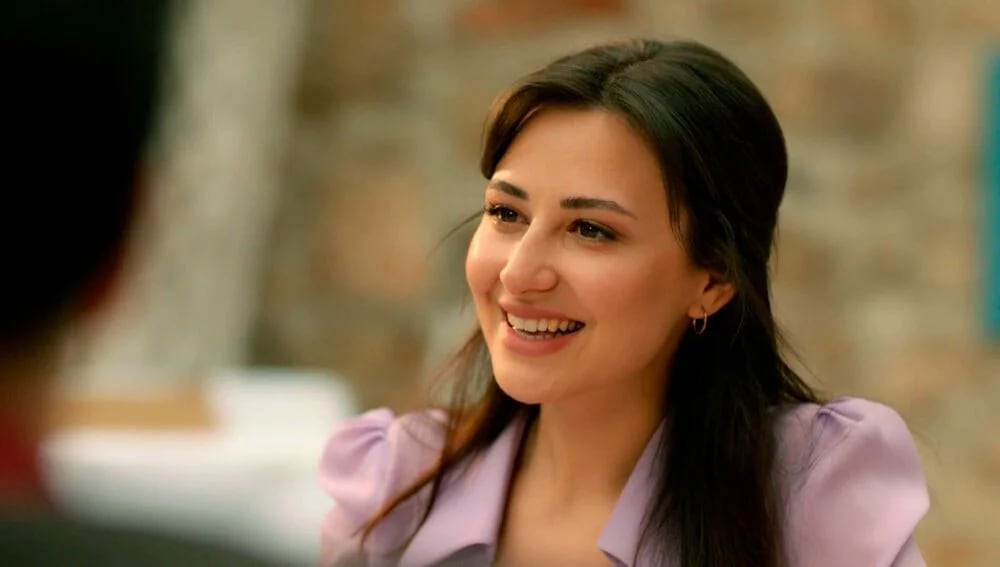 Zeynep llega a Çukurova en "Tierra amarga" (Foto: Tims & B Productions)