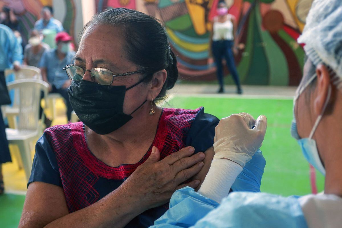Una mujer indígena zapoteca del Istmo de Tehuantepec recibe una vacuna china contra el coronavirus, en Juchitán de Zaragoza, estado de Oaxaca, México el 22 de abril de 2021. (FRANCISCO RAMOS / AFP).