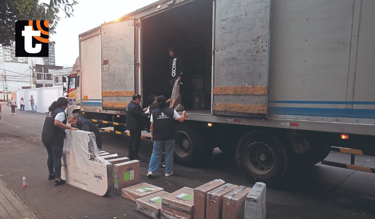 Camiones descargando material electoral.