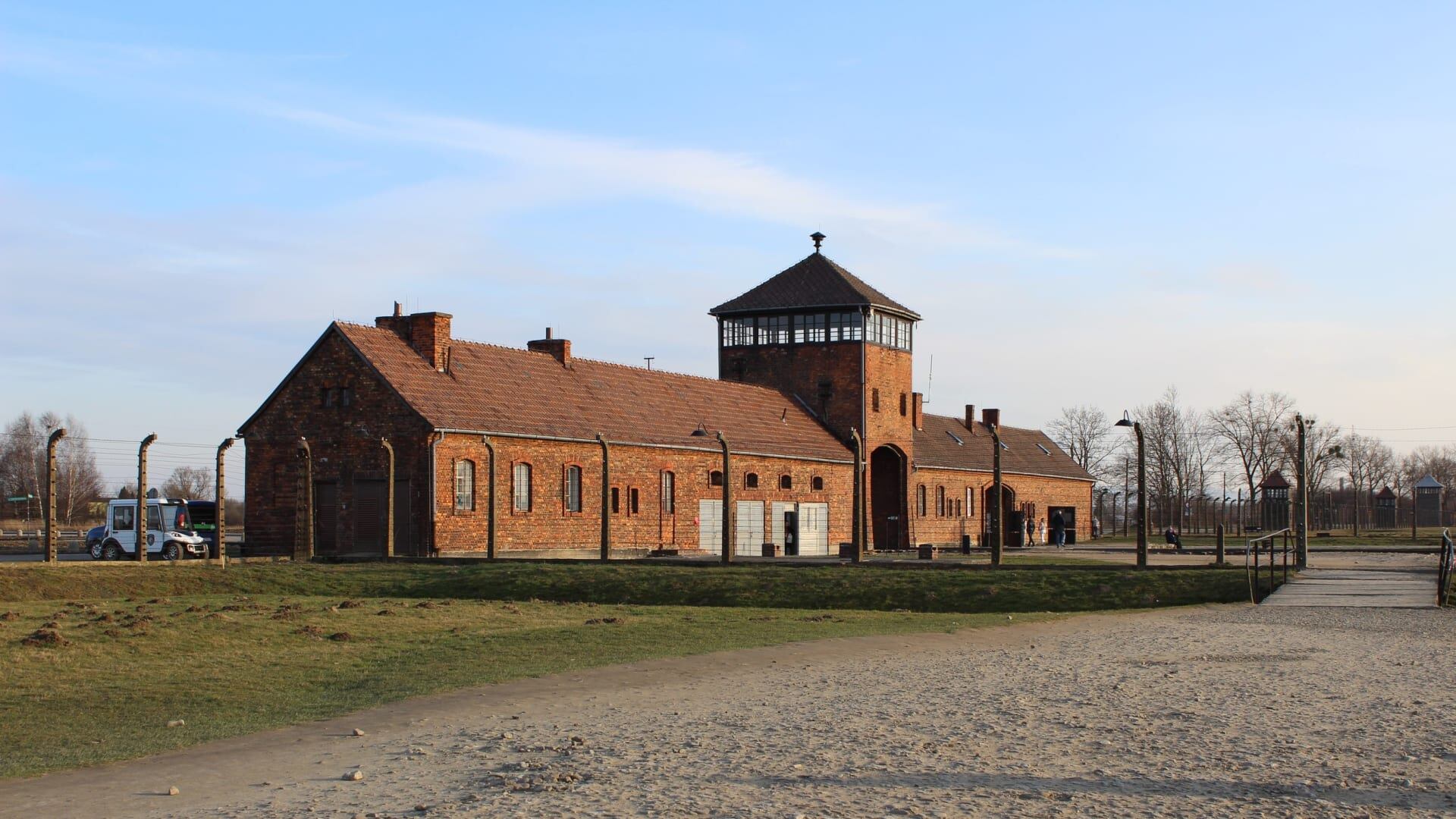 Acceso al campo de Auschwitz I.