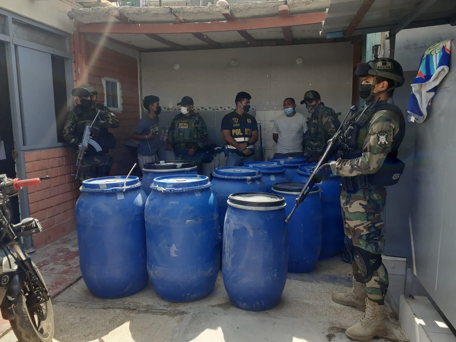 Policías de Dirandro atraparon a tres hombres e incautaron una tonelada y media de marihuana, tipo creepy’. (fotos: Mónica Rochabrum/Trome)