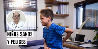 El dolor de espalda en un niño se debe con frecuencia a una mala postura, una mochila demasiado pesada o una distensión muscular por jugar o hacer deporte. Foto: composición/Istock