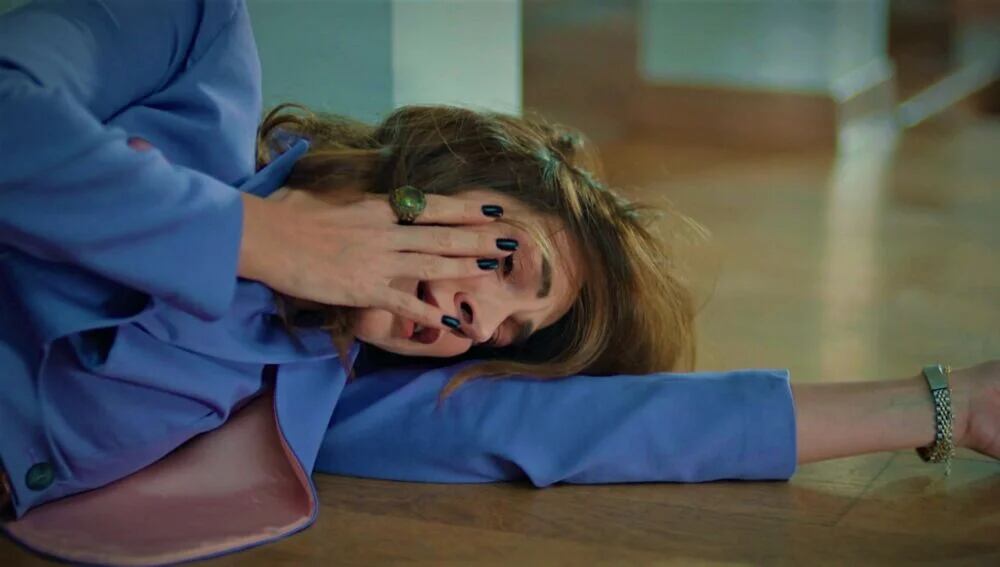 Ayla cae de las escaleras en la telenovela turca "Hermanos" (Foto: NG Medya)