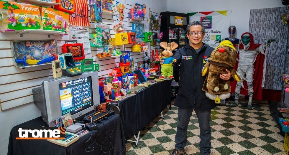 Carlos Cobos mostrando su colección. (Foto: Trome)