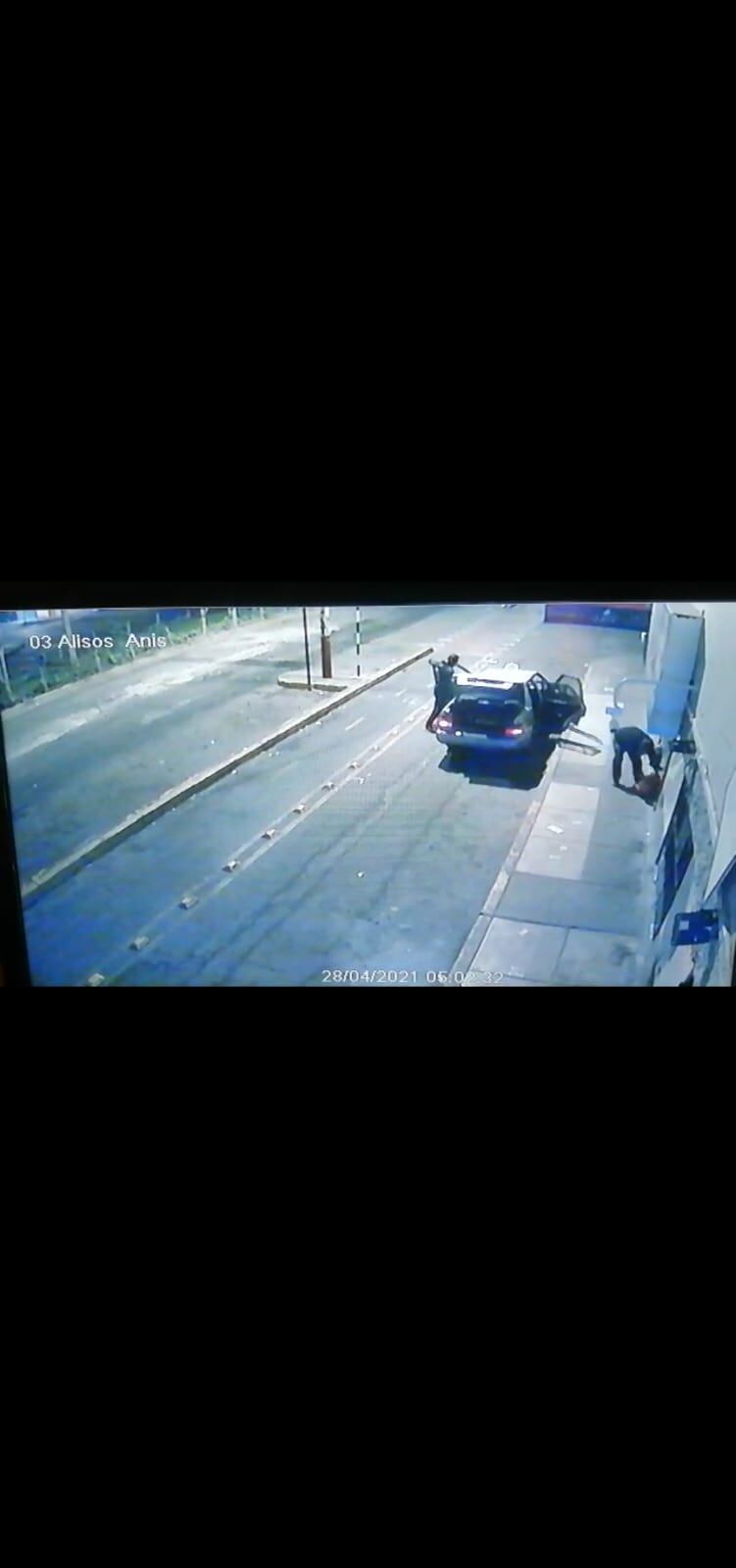 En las últimas dos semanas se han registrado más de cinco asaltos a pollerías de Lima Norte. Aquí, los ladrones cargando lo robado. | Reproducción de vídeo