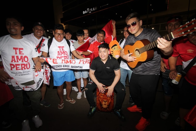 Hinchas peruanos en Paraguay realizaron el clásico banderazo y luego recogieron toda la basura que generaron. Foto: Alan Ramírez | Trome