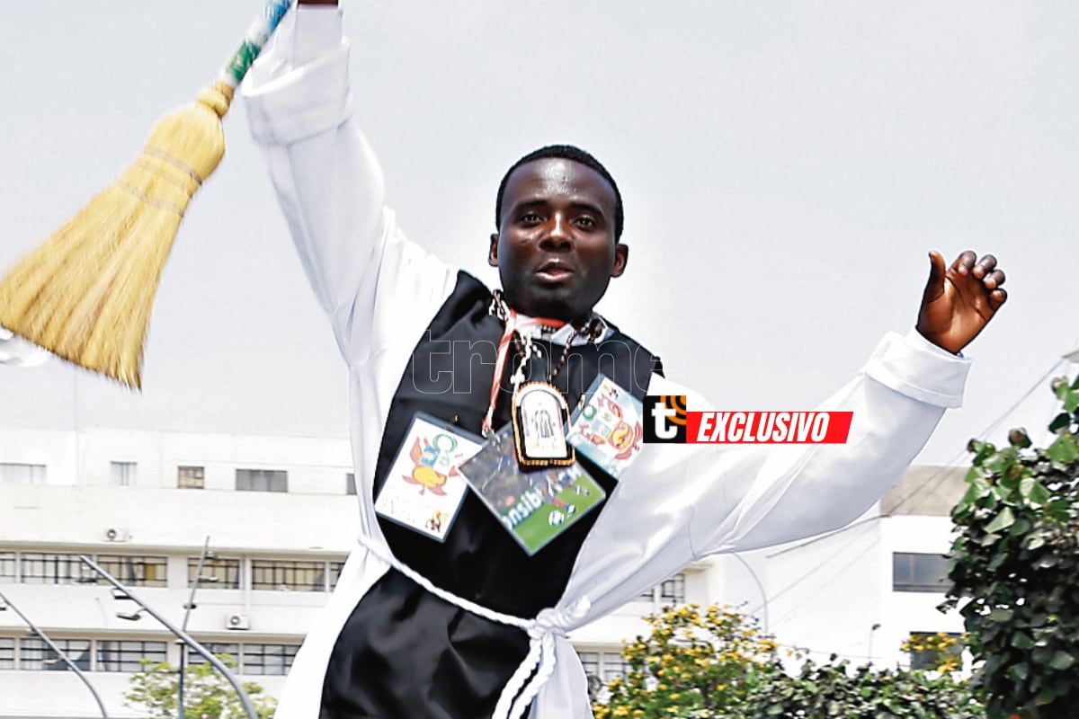 'San Martincito de Porres', la nueva cábala de selección. Ciudadano colombiano José Alberto Mina Caicedo da vida al 'Santo de la escoba'. Fotografía: Allengino Quintana