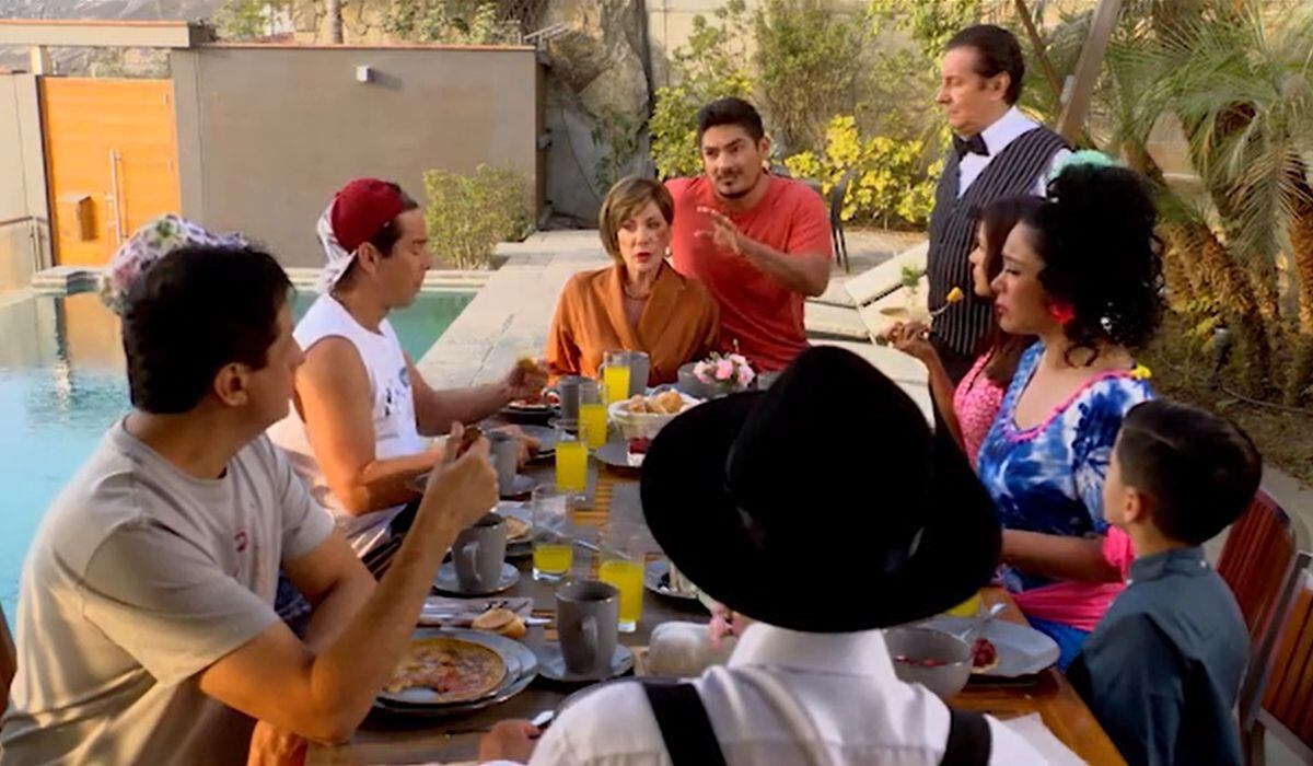 Ahora los Gonzáles comparten la misma mesa y mansión que Francesca Maldini en "Al fondo hay sitio" (Foto: América TV)
