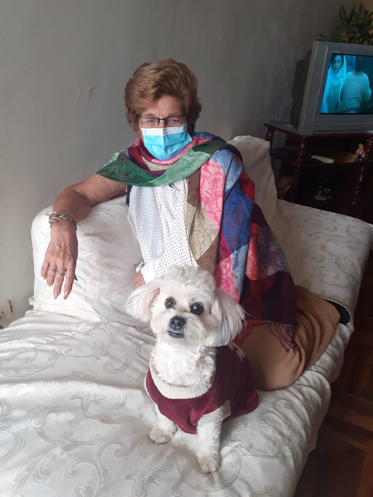 Una anciana de 75 años, en compañía de su hermano, también adulto mayor, fue encañonada, asaltada y arrastrada por la pista por dos dos feroces ‘marcas’ armados.