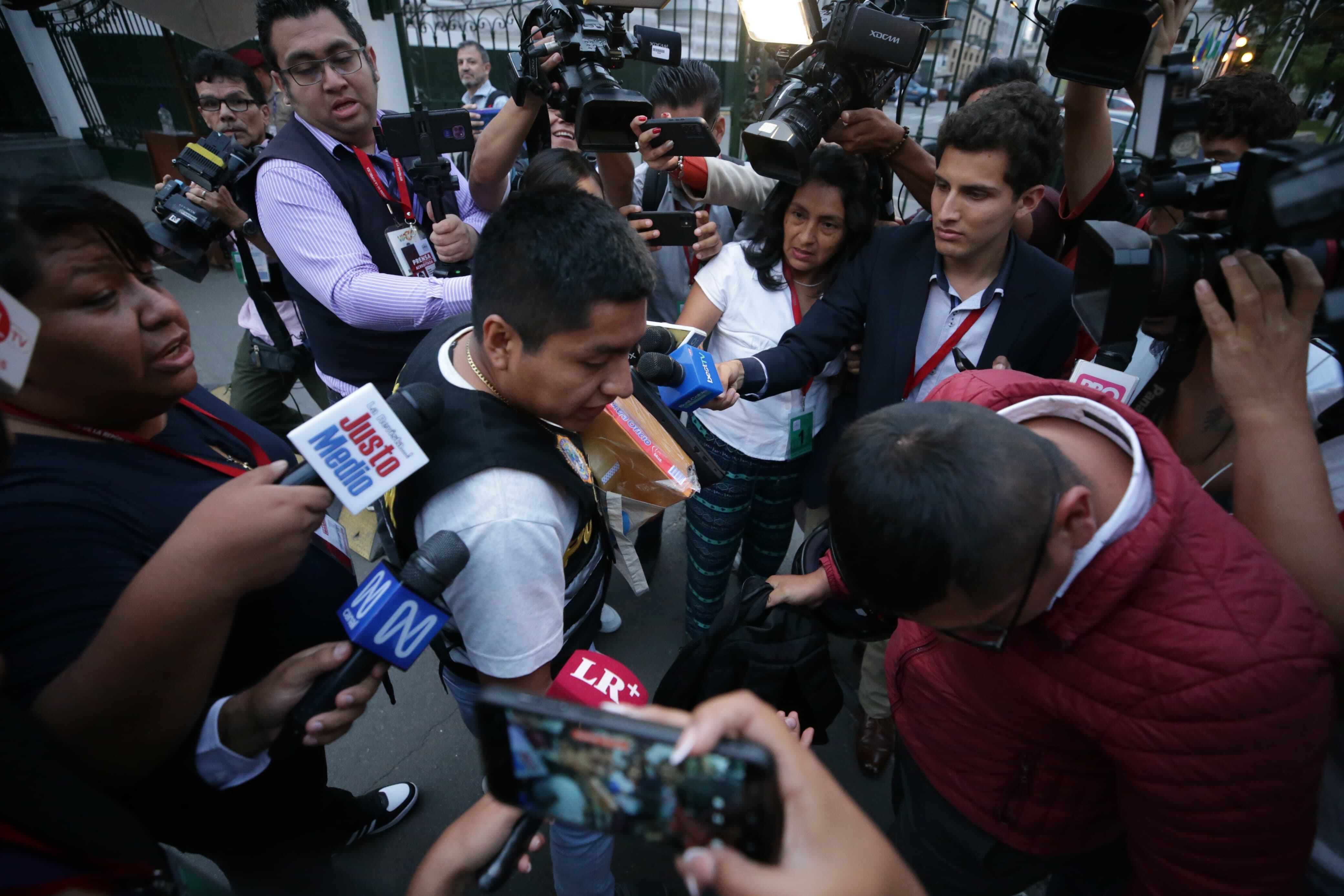 Agentes de la Fiscalía y de la Dirección de trata de personas llegaron hasta la sede del Congreso para recabar información en torno a la investigación por la presunta red de prostitución instaurada en el Palacio Legislativo. Foto: César Bueno @photo.gec
