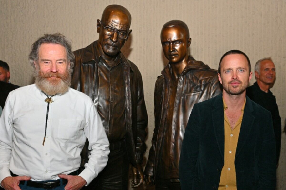 Bryan Cranston y Aaron Paul posaron junto a sus estatuas de bronce. (Foto: Getty)