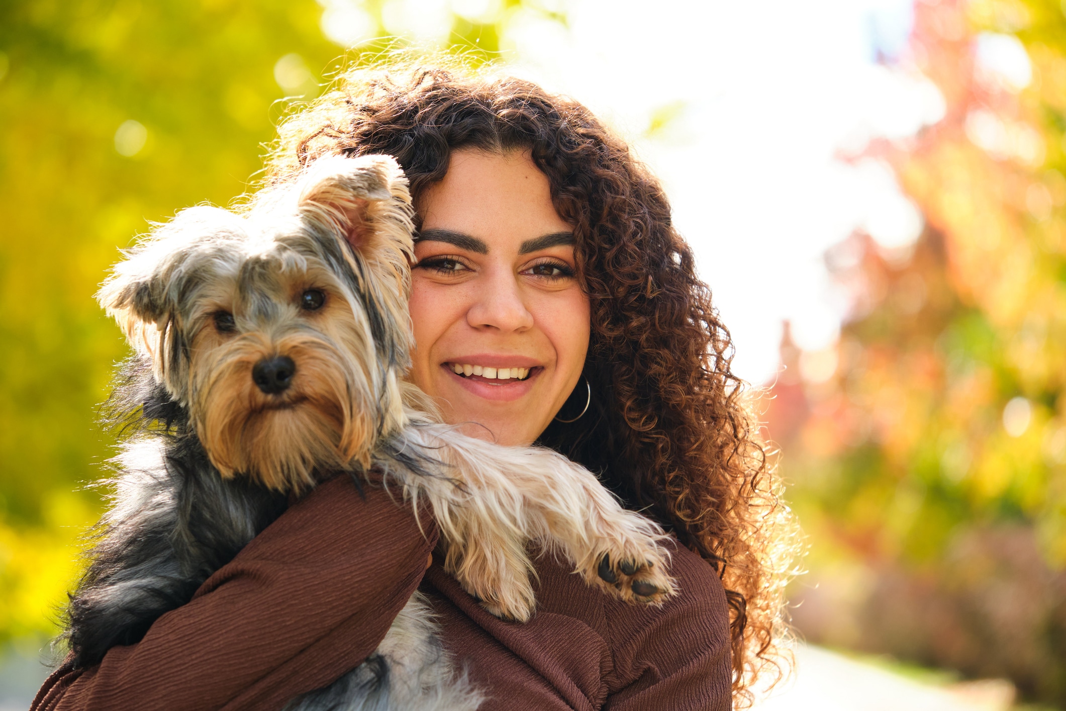 Un perro puede reconocer su nombre en pocos días si siempre lo escucha con el mismo tono de voz y se le recompensa con caricias, juegos o premios cuando responde. Foto: Istock