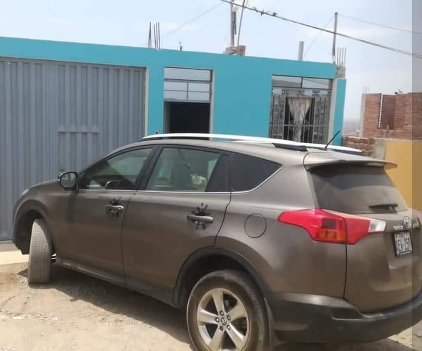 Paúl Coz Vara (23), hermano del taxista desaparecido Gerber Luis (36), y sus familiares están seguros que los restos del hombre asesinado y descuartizado, cuyos restos fueron hallados en Cieneguilla, es su pariente. (foto: Mónica Rochabrum/Trome)