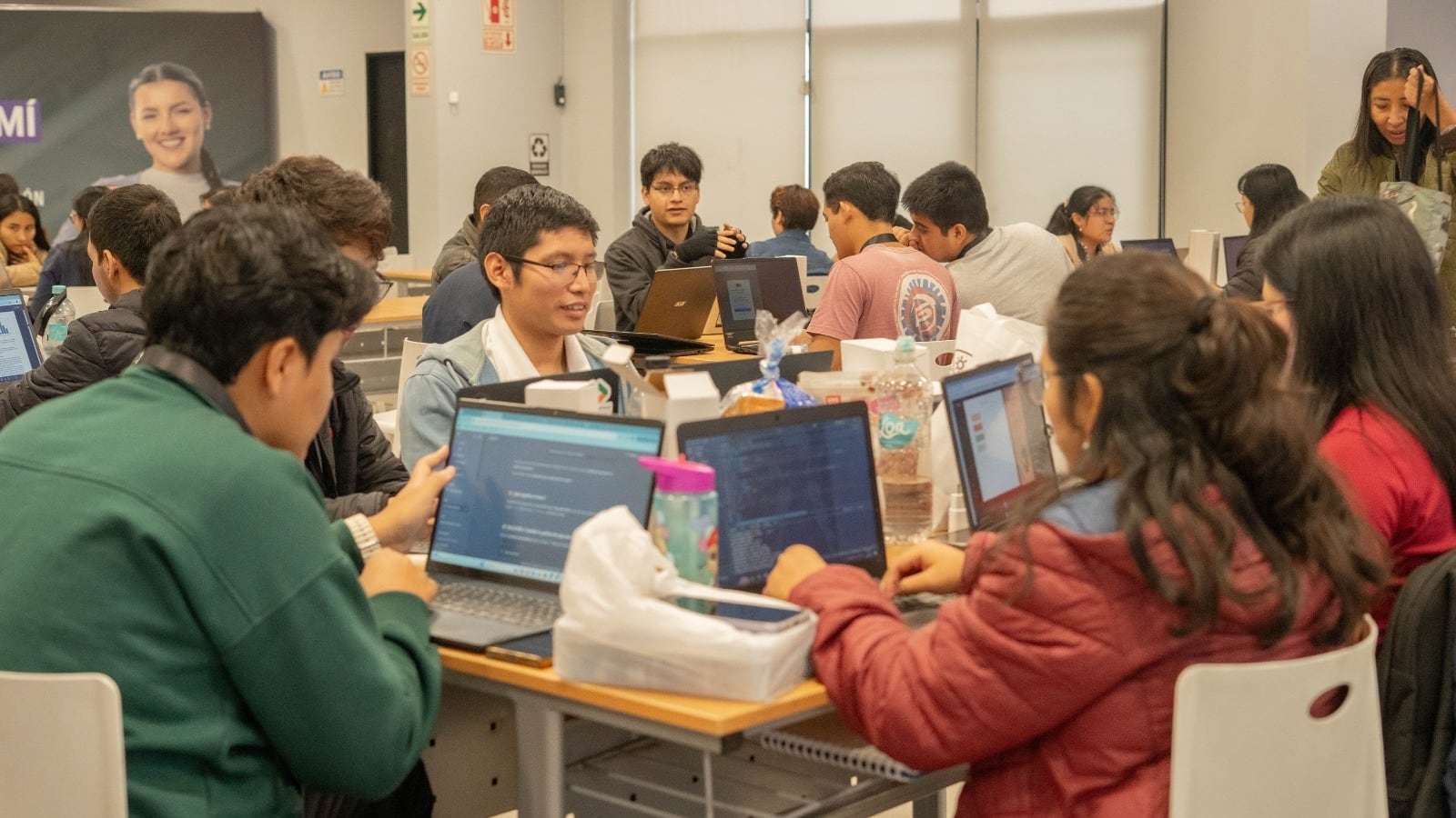 ¡A chambear con la IA! Hackatón juntará a jóvenes talentos para salvar a las mypes de sus problemas