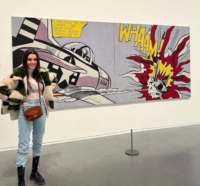 La actriz Hande Erçel visitando el lugar llamado Tate Modern (Foto: Hande Erçel / Instagram)
