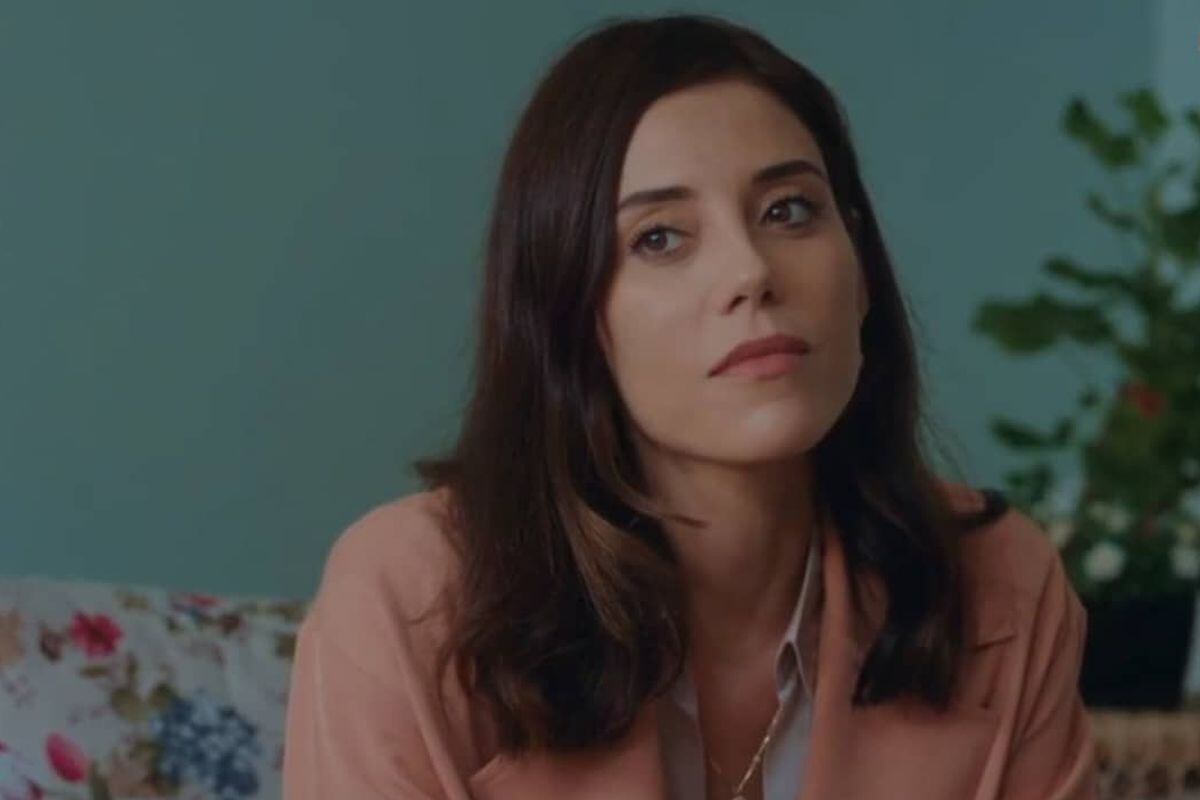 Asya llega a la casa de la madre de Volkan, luego de perseguirlo para descubrir su infidelidad (Foto: Medyapim)