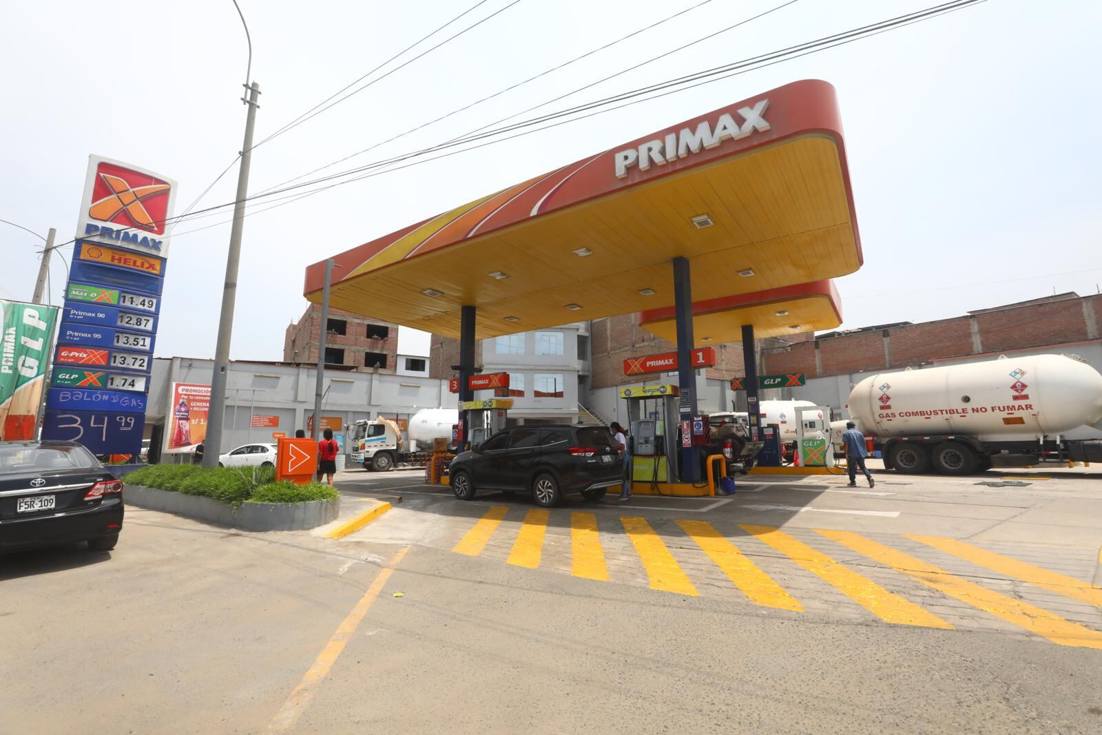 En dos días, delincuentes venezolanos asaltaron dos grifos de Villa María del Triunfo. En uno de ellos mataron a un joven trabajador de 24 años. | Foto: Gonzalo Córdova