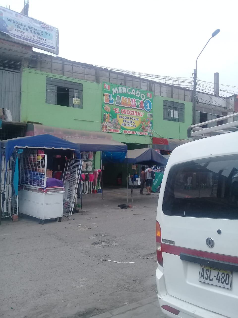 Un delincuente fingió ser un discapacitado y robó en pocos segundos una cajita con dinero de un puesto en el mercado 'El Amauta 1'.