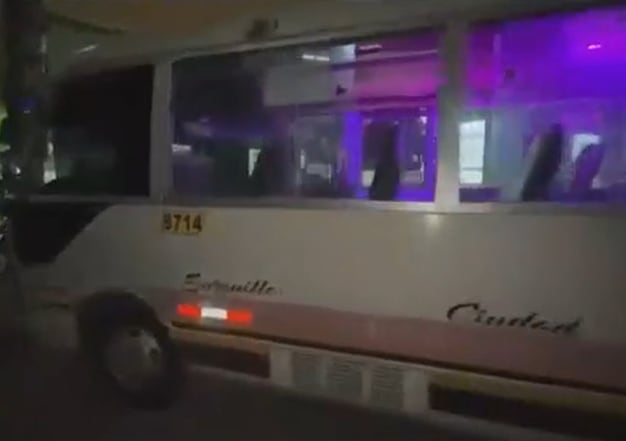 Chofer manejó cinco minutos hasta hospital mientras pasajeros le rogaban que los dejara bajar