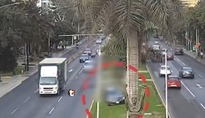 ¡Atropello en Javier Prado! Auto fuera de control embistió a joven y terminó contra un árbol en San Isidro