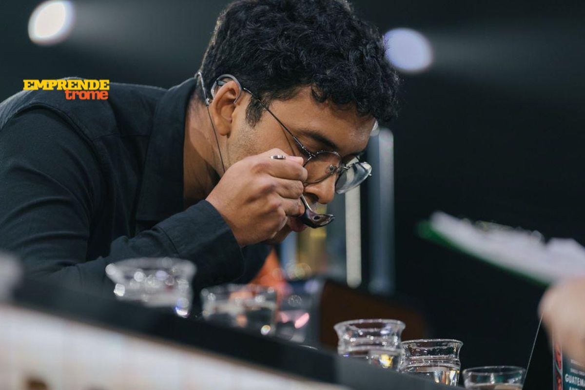 Sebastián fue el único peruano que preparó un café en la primera tienda de Starbucks en Estados Unidos. Foto: Difusión.