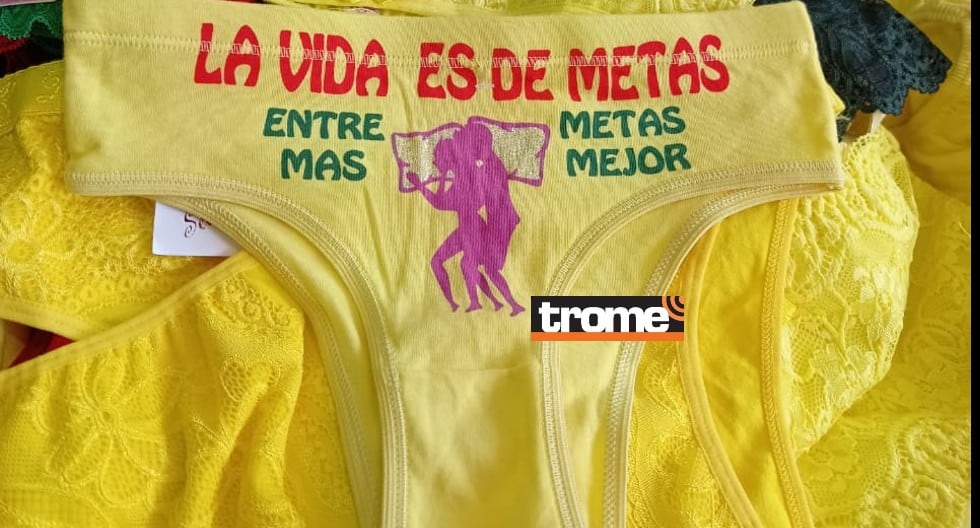 Comerciantes 'rayan' con la venta de calzones amarillos de ocurrentes frases para recibir al 2022. (Trome / Isabel Medina)