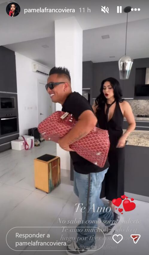 Pamela Franco le dio obsequio a Christian Cueva.