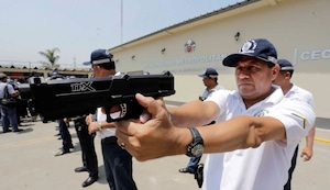 Municipalidades ya podrán dotar a sus serenos de pistolas eléctricas, gas pimienta y más