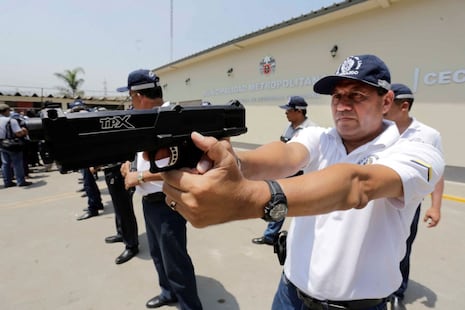 Municipalidades ya podrán dotar a sus serenos de pistolas eléctricas, gas pimienta y más