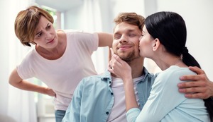 ¿Por qué mi mamá no ‘pasa’ a mi enamorado? ¿cómo mejoro la relación? ¿actuar a la defensiva o darle tiempo? ¿ojo de madre no se equivoca?