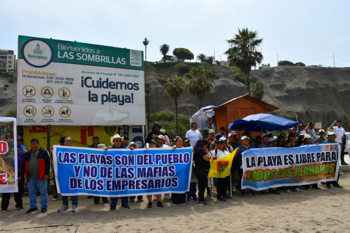 La playa Las Sombrillas es una de las dos playas de arena que le quedan a Barranco.
