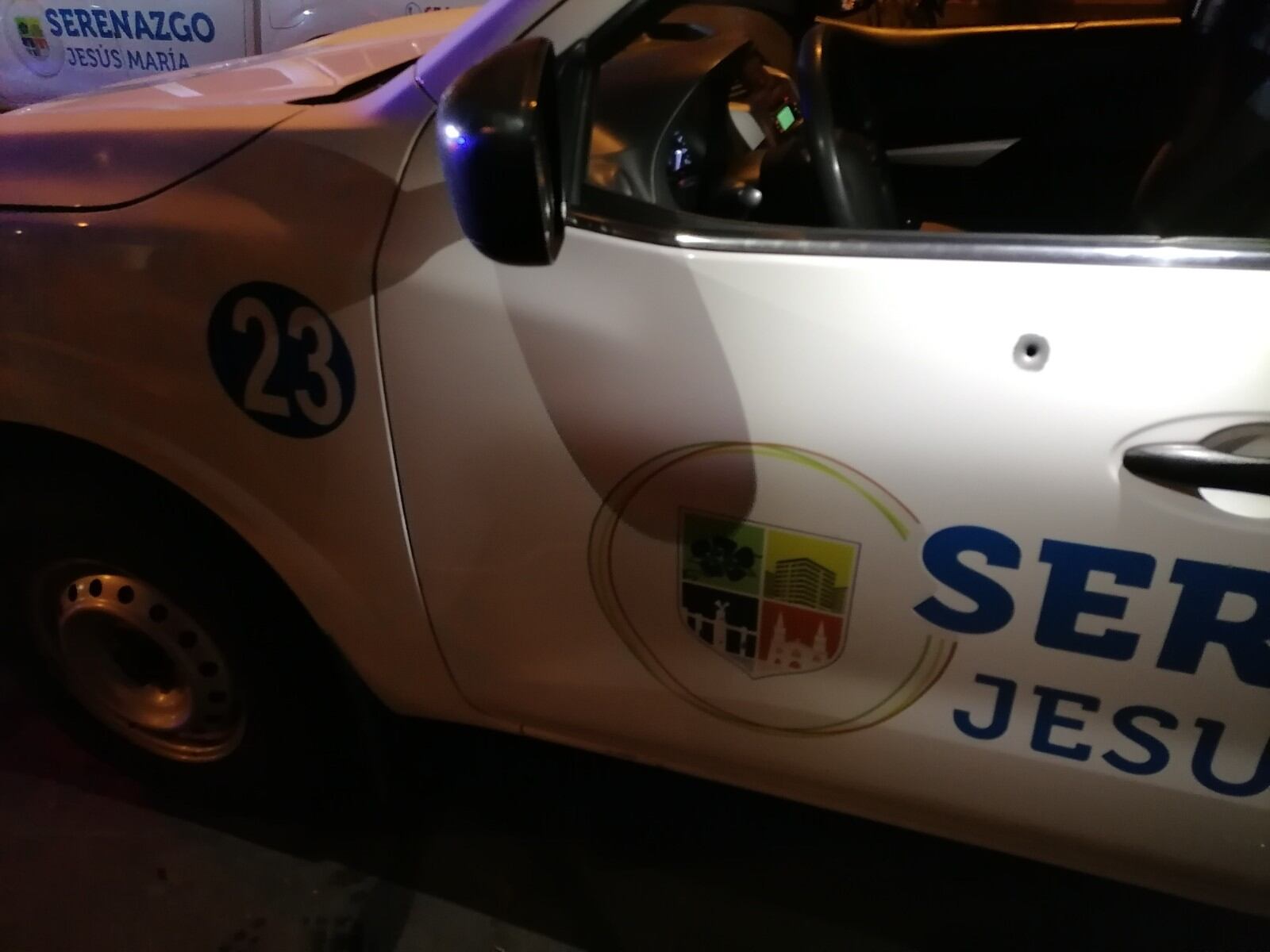 Una banda de hampones armados, a bordo de una camioneta Mercedes Benz intentaron asaltar a dos miembros del ejército. Se desató una balacera e hirieron a un militar.