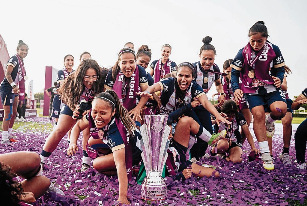 EL CAMPEÓN FEMENINO: Alianza Lima, esas chicas tienen ovarios y calidad. No tienen sueldo de cien mil dólares ni viejas de 42 años, pero son bicampeonas.