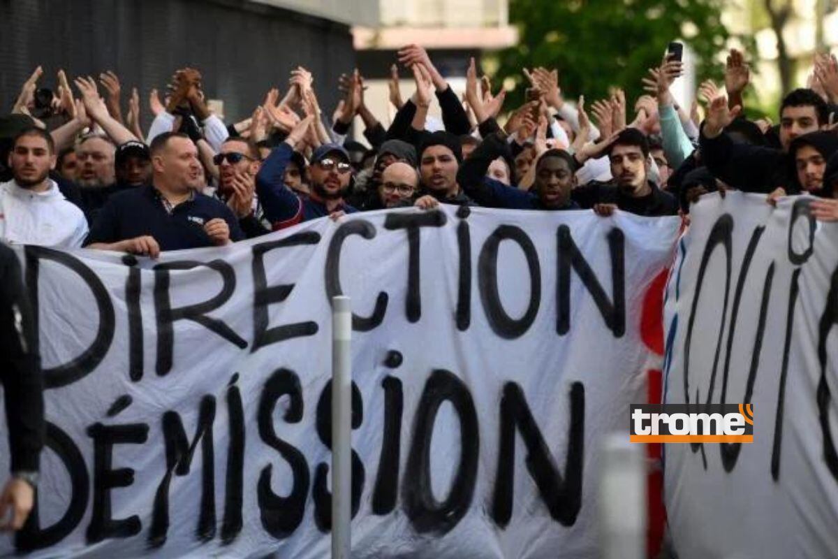 Hinchas exigen salida de jugadores y directivos de PSG (@cbssports)