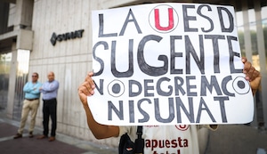 Hinchas de Universitario protestan frente a la Sunat por posible remoción de Jean Ferrari