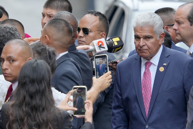 El presidente de Panamá, José Raúl Mulino (d), habla con periodistas tras reunirse con la presidenta electa de Perú, Keiko Fujimori. Foto: EFE/ John Reyes Mejía