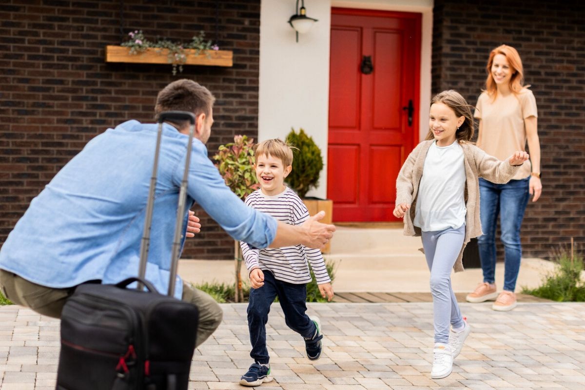 El padre debe explicar las circunstancias detrás de su partida y su regreso. Foto: iStock.